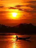 Coucher de soleil sur la rivière des Parfums à Huế.