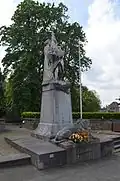 Le monument aux morts de la guerre de 1918-1918, situé à cet emplacement depuis 1925 ,, place Basile Parent.