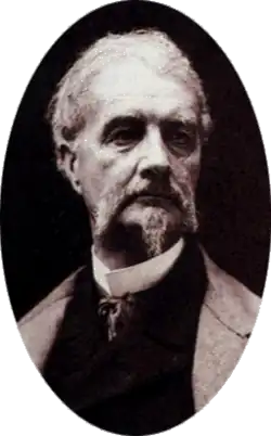 Portrait photographique ovale d'un homme âgé.
