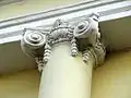 Chapiteau ionique où une paire de gousses s'épanouit entre la volute et les oves ornant l'échine (Hongrie).