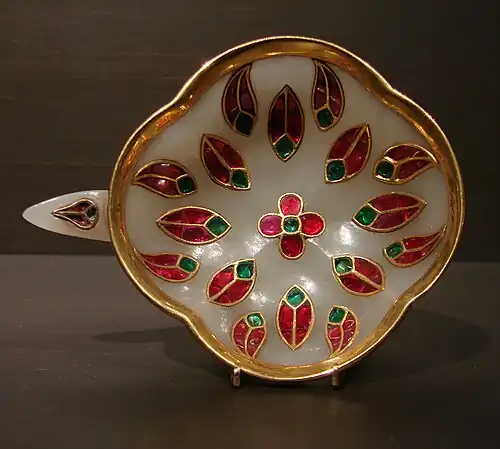 Coupe à vin. Empire moghol XVIIIe&nbsp;siècle. Jade, or, rubis, émeraudes. Donation Jean et Krishna Riboud. Inde.
