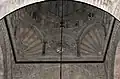 Trompes constituées par des arcs sur colonnettes, fermées par des culs-de-four ornementaux en forme de coquilles, portant la coupole devant le mihrab de la grande mosquée de Kairouan, IXe&nbsp;siècle, Tunisie.