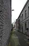 Courée le long d'un mur