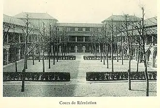 La cour de récréation, à la fin du XIXe&nbsp;siècle.