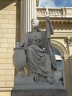 Statue dans la cour d'honneur.