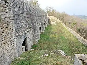 Cour des 4 abris de l'ouvrage no 1.