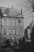 Aménagement d'une salle d'exposition des mosaïques quelques mois avant la Grande Guerre