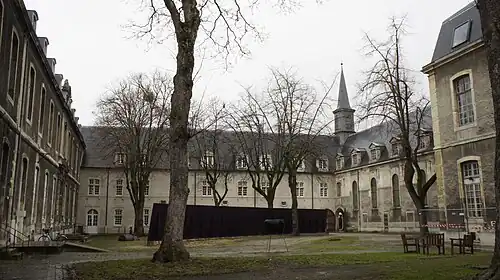 La cour, l'entrée à gauche, une œuvre au centre avant les travaux de 2015.