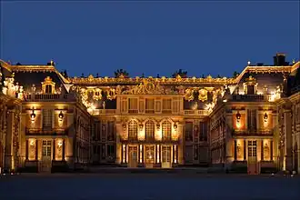La cour de Marbre vue de nuit.