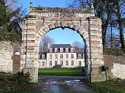 Le portail du château des Alleux.