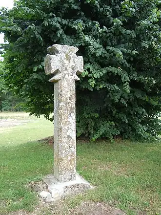 Croix pattée.