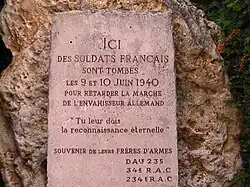 Stèle en hommage aux soldats tombés pour la défense du pont les 9 et 10 juin 1940