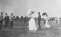 Le colonel Mazel en discussion avec Louise Courmes (1905)