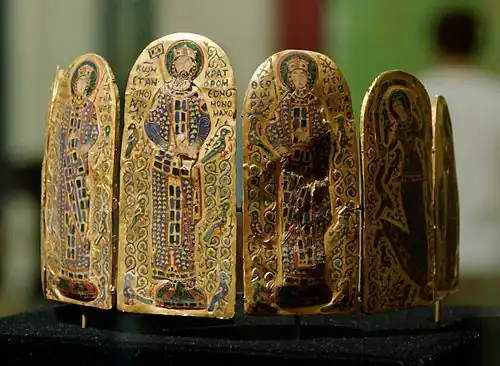 La Couronne de Constantin IX Monomaque incrustée d'émaux est l'une des plus précieuses possessions du Musée national hongrois dont la section archéologique a été inaugurée en 2002 pour célébrer le 200e&nbsp;anniversaire de sa fondation.