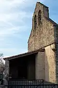 Le clocher-mur et le porche de l'église (mars&nbsp;2012)