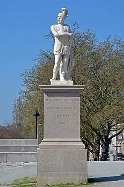 Statue de Olivier V de Clisson (cours Saint-André)