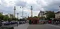 Vue sur les colonnes de la barrière du Trône et sur l'avenue du Trône, depuis le cours de Vincennes.