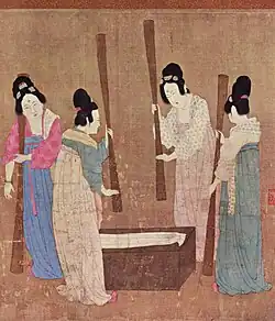 Apprêt de la soie par les dames de la cour, copie par l'empereur Huizong des Song d'une peinture de Zhang Xuan datant du VIIIe&nbsp;siècle, Rouleau portatif, encre et couleurs sur soie début XIIe&nbsp;siècle, 37&nbsp;×&nbsp;147&nbsp;cm, Museum of Fine Arts, Boston. (3000 ans de peinture chinoise, 2003 p.&nbsp;76)