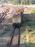 Train de travaux stationnant sur une voie de débord.