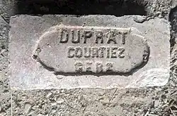 Photo d’une brique embossée avec « Dupart Courties Gers »