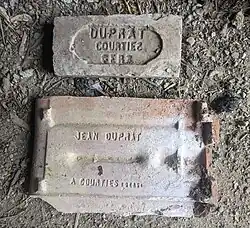 Brique et tuile embossées avec respectivement « Dupart Courties Gers » et « Jean Dupart A Courties (Gers) »