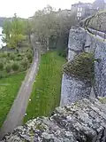Au sommet de cette courtine, une promenade a remplacé le chemin de ronde.