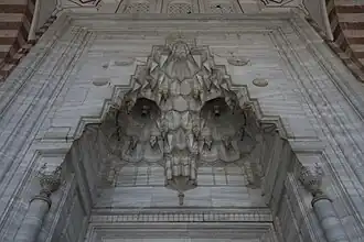Muqarnas du portail d'entrée de la salle de prière.