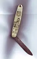 La tour Maulmont sur un couteau-souvenir de Châlus, 1re&nbsp;moitié du XXe&nbsp;siècle.