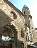 De droite à gauche : tour de la chapelle, immeuble d'habitation (copropriété) et magasin derrière l'ancien portail de l'église du couvent