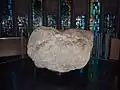 Les fonts baptismaux (un rocher de Bethléem).