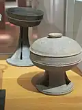 Coupes sur piédestal ajouré, une avec couvercle: 1/période Kofun. (Kagawa). 2/VIe&nbsp;siècle. (Toyama). Grès sue. Musée Guimet