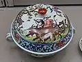 Plat couvert en porcelaine à motif chinois, Nuremberg, Allemagne, 1725.