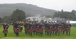 Joueurs de cornemuses en kilts rouge.