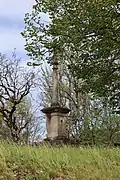 Croix à l'entrée du bourg.
