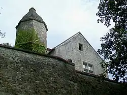 Maison La Corandon du XVe&nbsp;siècle, chemin de la Poterne, derrière le rempart sud.
