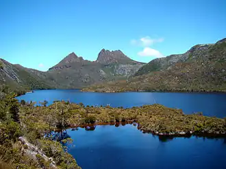 Vue du mont Cradle par-delà le lac Dove.