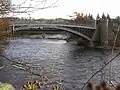 Vue en contre-plongée du point, avec, en arrière-plan, le pont de béton moderne des années 1970
