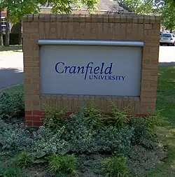 Un panneau sur lequel est écrit : "Cranfield University"