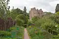 Le château avec les jardins au premier plan.