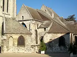 Le bas-côté est.