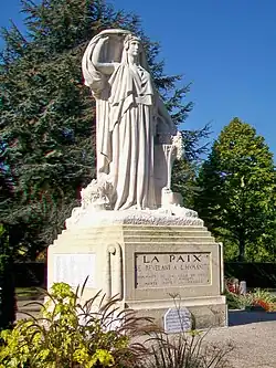 Le monument aux morts .