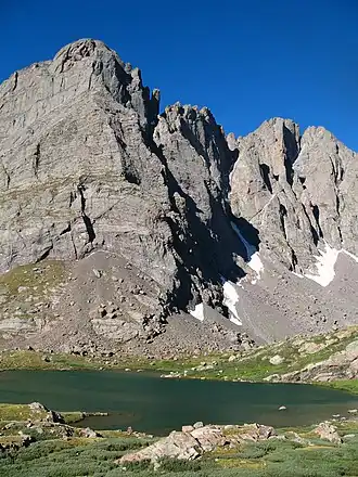 Vue de l'aiguille Crestone avec le lac Lower South Colony au premier plan.