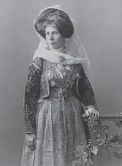 Femme grecque de Crimée en costume traditionnel, début du XXe&nbsp;siècle