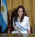 En Argentine, l'écharpe est fixée par le décret national no&nbsp;10302/1944 du 24 avril 1944 : elle reprend les couleurs du drapeau avec, brodé en fils dorés, le Sol de Mayo.