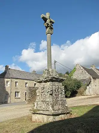 La croix du cimetière de Saint-Tugdual : vue d'ensemble.