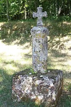 Croix à l'entrée du parc du château de la Faye.