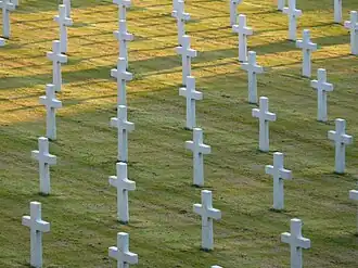 Croix du cimetière depuis les hauteurs du mont Valérien.