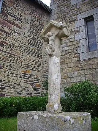 Croix à proximité de l'église 2.