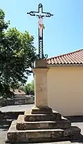 Une croix.