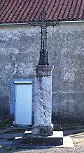 Une croix.